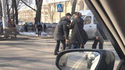 На проспекте Ч.Айтматова возле университетов сбили пешехода. Фото