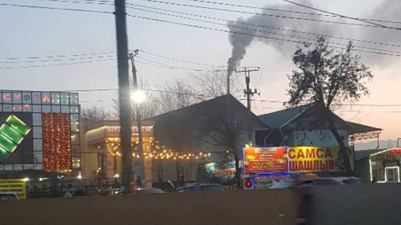 Из трубы здания на Дэн Сяопина - Шуш-Тубе идет черный дым. Фото