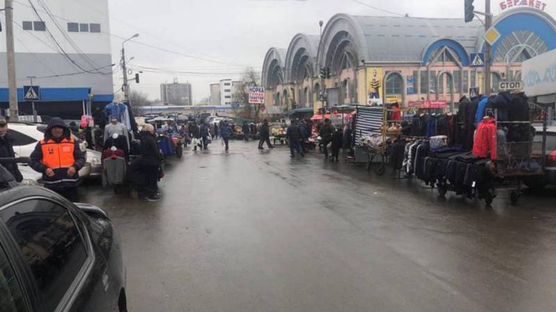 Стихийная торговля на Киевской-Кулиева мешает дорожному движению. Фото