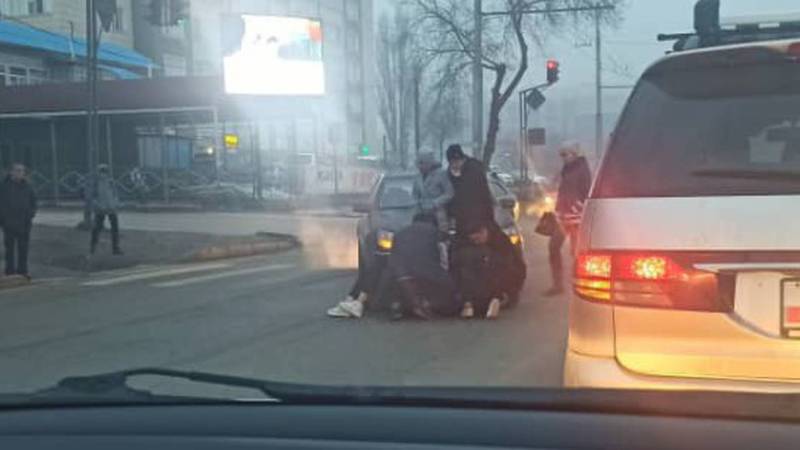 На ул.Ахунбаева машина сбила девушку на пешеходном переходе. Фото