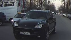На ул.Турусбекова водитель внедорожника едет по встречной полосе. Видео