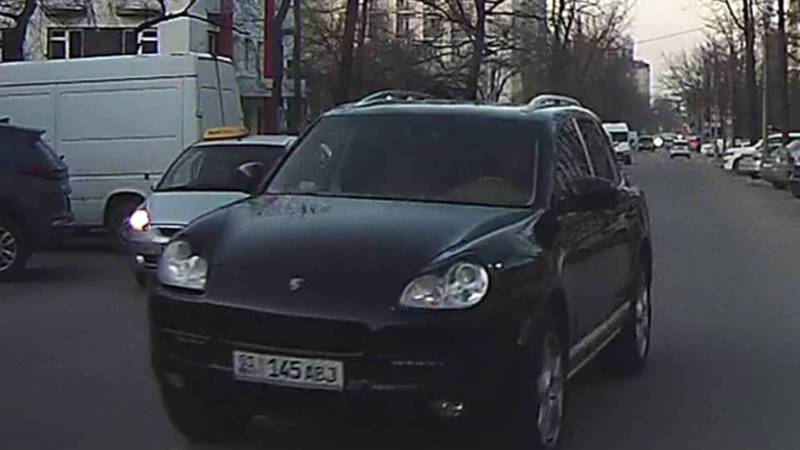 На ул.Турусбекова водитель внедорожника едет по встречной полосе. Видео