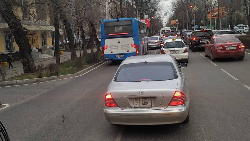 На Московской-Турусбекова водитель автобуса едет по встречной полосе. Фото