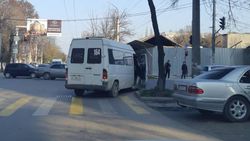 На Элебаева-Кулатова водитель маршрутки высаживает людей на перекрестке. Фото