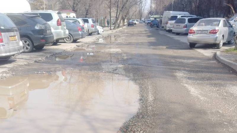 Бишкекчанин: Когда приведут порядок на перекрестке Уметалиева-Чокморова?