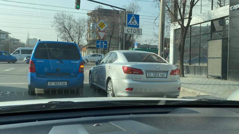 На Ахунбаева-Токтоналиева водитель «Лексуса» припарковался на проезжей части дороги. Фото