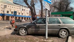 На Токтогула-Турусбекова таксисты паркуются в неположенном месте. Фото