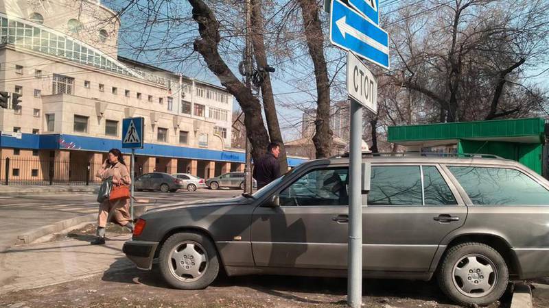 На Токтогула-Турусбекова таксисты паркуются в неположенном месте. Фото