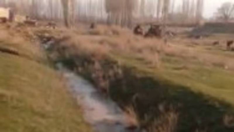 В селе Курманалиева из-за неисправности водокачки много чистой воды утекает просто так,- житель (видео)