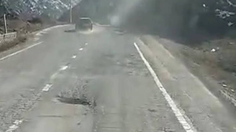 Водитель жалуется на состояние дороги на трассе Бишкек — Ош. Видео