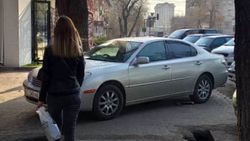 На ул.Токтогула водитель «Тойоты» припарковался, перекрывая тротуар, за машиной числятся штрафы. Фото