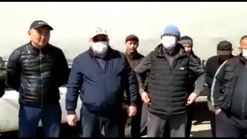 Перевозчики из Кыргызстана жалуются, что не могут вывезти груз из Казахстана. Видео