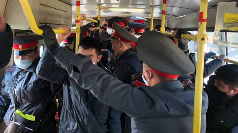 Салоны автобусов дезинфицируются, - ответ МВД на публикацию о том, что милиционеров развозят в забитых автобусах