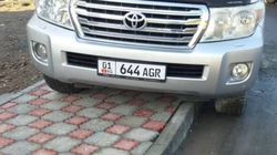 В жилмассиве Сары-Челек водитель припарковал «Крузак» на тротуаре, - очевидец. Фото