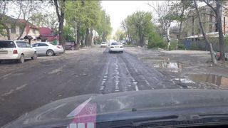 На ул.Интергельпо образовались ямы. Бишкекчанин просит провести ремонт (фото, видео)
