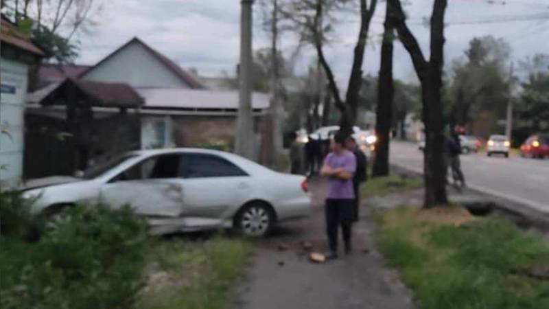 В Бишкеке машина после ДТП вылетела на тротуар. Фото