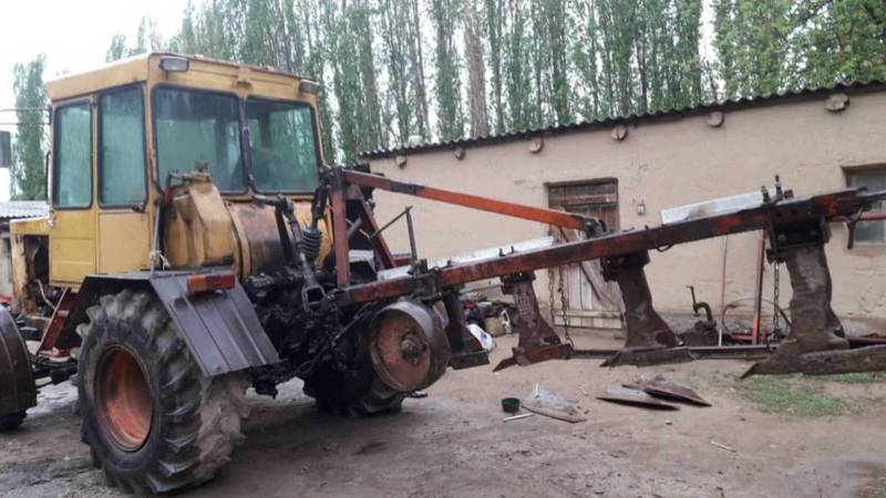 Бывший костоправ из Кара-Бууринского района переделал гусеничный ДТ-75 в 4-колесный. Видео и фото