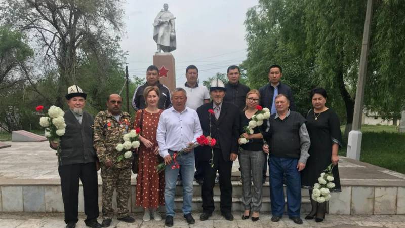 Сотрудники Фрунзенского айыл окмоту возложили цветы к памятнику неизвестному солдату. Фото