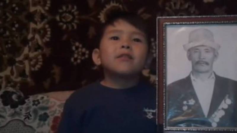 4-летний Тимур благодарит прадеда-ветерана войны за победу. Видео