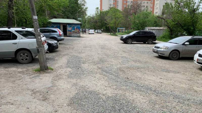 Бишкекчанин просит отремонтировать участок дороги на ул.Чокморова. Фото