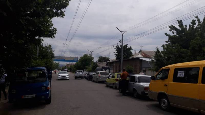 В Оше сотрудники милиции закрыли въезд в мкр Анар, - горожанин. Фото
