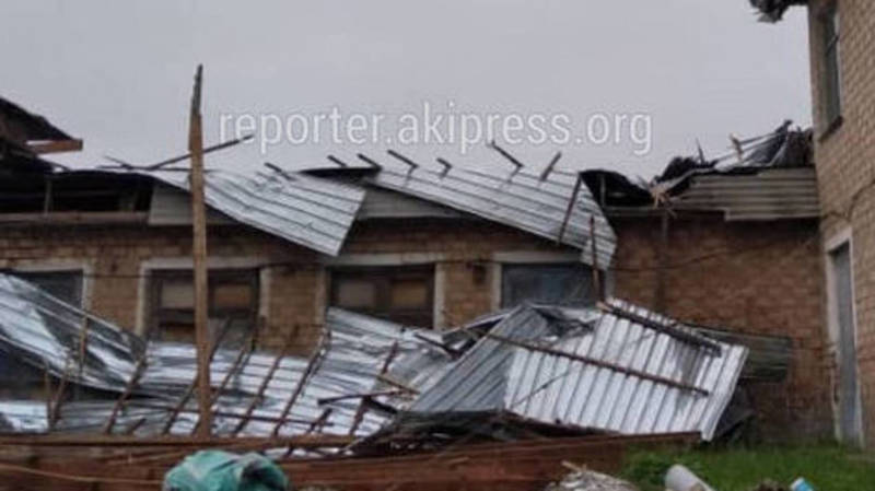 Ветер снес крышу школы в Сокулукском районе: Школа с 2015 года не работает и находилась в аварийном состоянии, - ответ МЧС