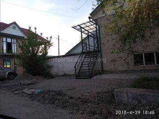 Житель Бишкека интересуется, для чего установлена лестница напротив дома по бульвару Эркиндик (фото)