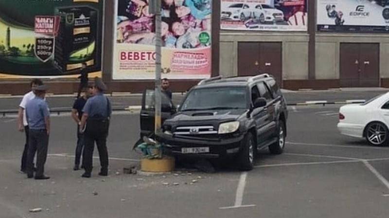 Toyota 4Runner врезалась в столб. Фото очевидца