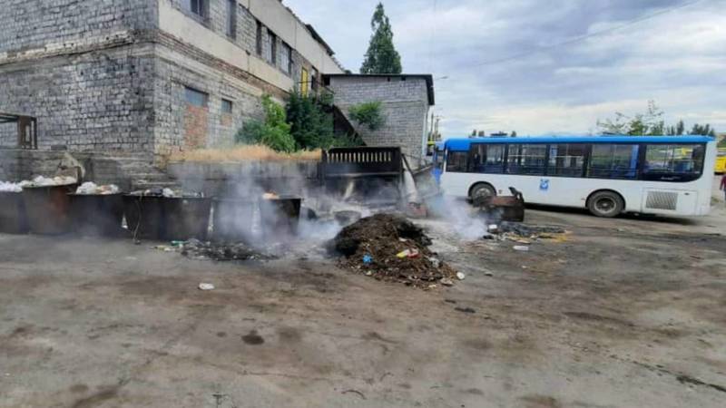 В отношении Бишкекского автотранспортного предприятия составлен протокол за сжигание отходов. Фото