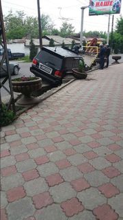 На ул.Кыргызстан в Оше «Лексус» упал в лоток (фото)