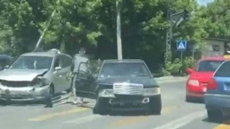 ДТП на ул.Абдрахманова с участием трех машин. Видео с места аварии