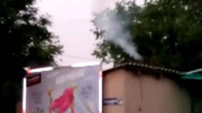 Горожанка жалуется на дым, выходящий из трубы бани соседа. Видео