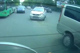 На пересечении проспекта Жибек Жолу и улицы Абдрахманова столкнулись 2 машины <i>(видео)</i>