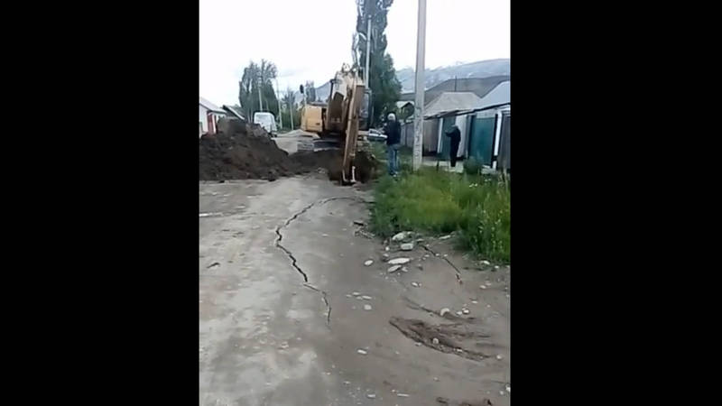 По улице Шералиева в городе Нарын трубы для питьевой воды проложили некачественно,- местный житель