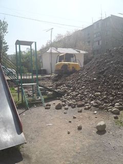 Житель Бишкека просит привести в порядок детплощадку в мкр Кок-Жар (фото)