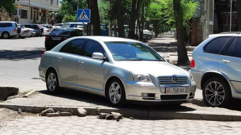 Бишкекчанин припарковал свою «Тойоту» на тротуаре. Фото