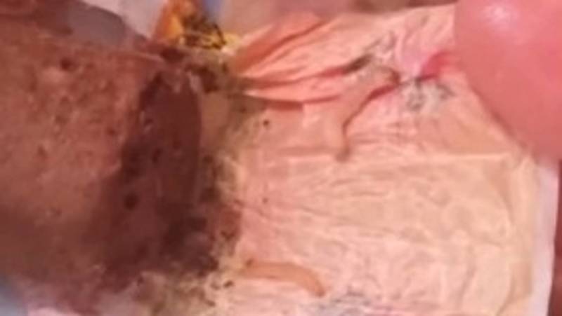 Житель Токмока обнаружил червей в конфетах «Буратино». Видео