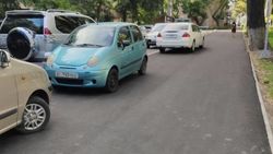 На ул.Манаса на тротуаре паркуются много машин. Фото горожанина