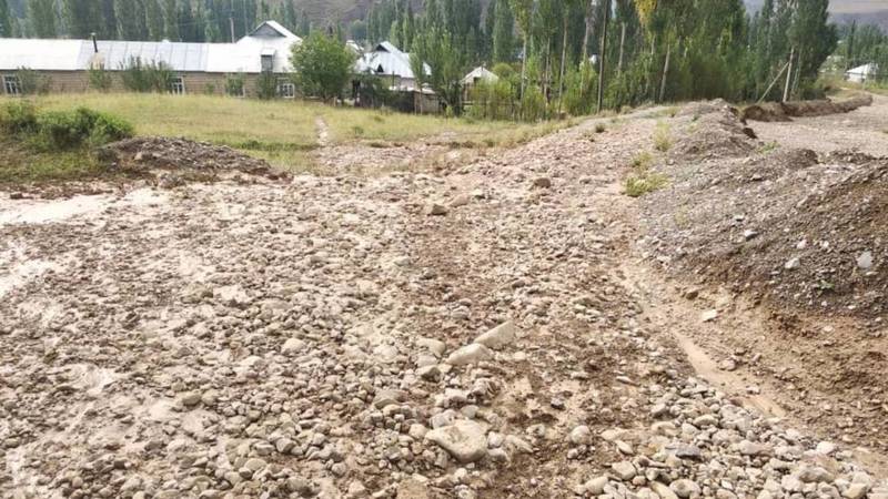 Последствия селевых потоков в селе Курманжан Датка. Фото местного жителя