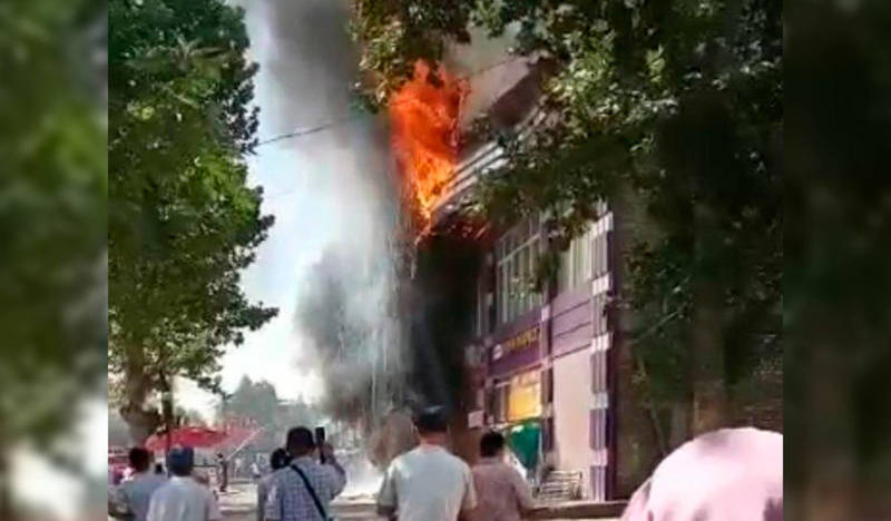 В Оше сгорело кафе «Ак-Шумкар». Видео очевидцев
