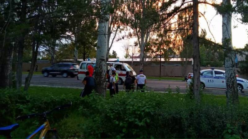 На проспекте Айтматова велосипедист сбил пешехода, - очевидец. Фото