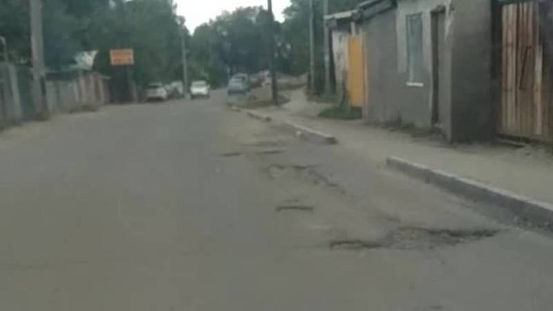 Горожанка Аида жалуется на состояние дороги по ул.Буденного. Видео