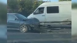 В Узгене столкнулись легковушка и бус. Видео с места аварии