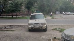 Водитель постоянно паркует свою машину на тротуаре по ул.Сыдыкова, - очевидец
