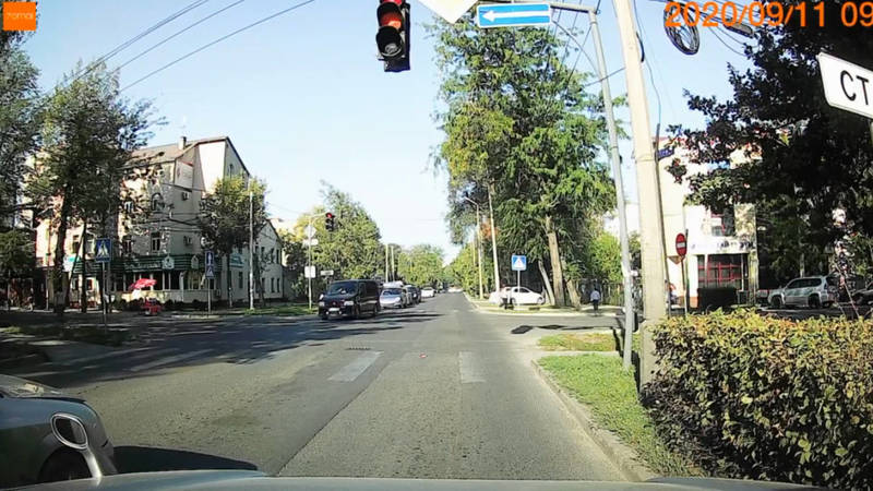 На ул.Исанова «Хонда» выехала на встречку, переехала стоп-линию и проехала на красный. Видео