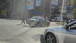 Горожанин припарковал свой «Мерседес» на пешеходном переходе. Фото