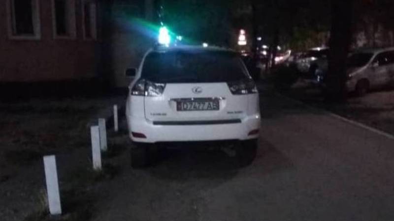 «Лексус RX 330» припаркован на тротуаре по ул.Московской. Фото и видео