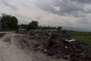 Чуйская обладминистрация о мусоре рядом с кладбищем в Канте: Ведутся стройработы
