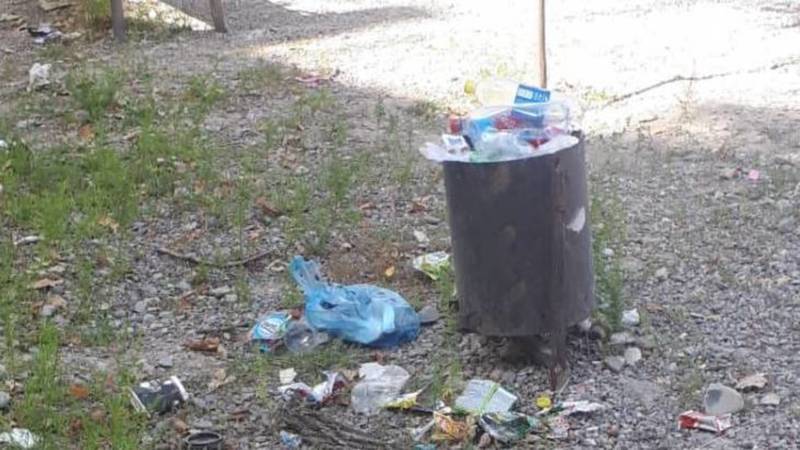 Горожанин жалуется на мусор на детской площадке на ул.Токтоналиева. Фото