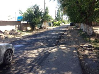 Читатель жалуется на узость дороги и отсутствие тротуаров на улице Сатаева города Талас